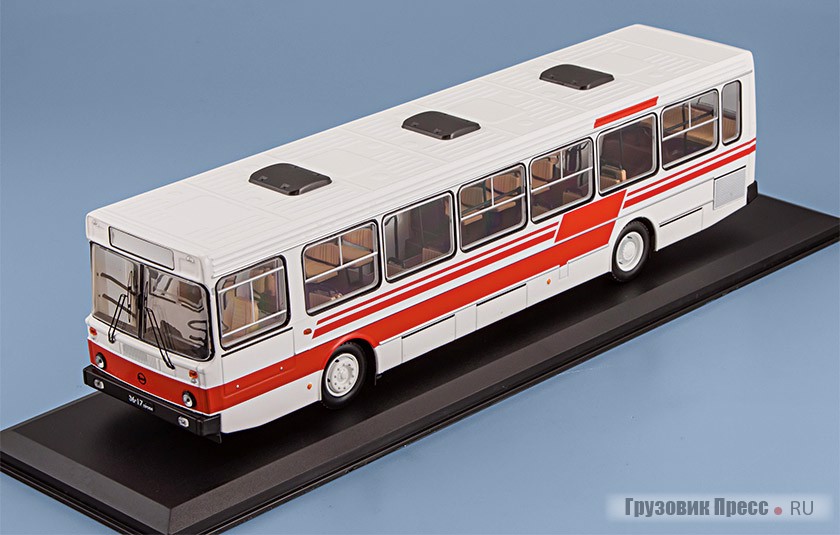 Варианты окраски моделей [b]ЛиАЗ-5256[/b], предложенные компанией Classicbus (ещё на подставках, со снятыми зеркалами заднего вида)