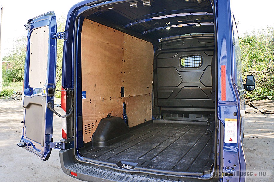 Обшитый фанерой грузовой отсек – опция, а вот распахивающиеся на 180° двери – базовая комплектация