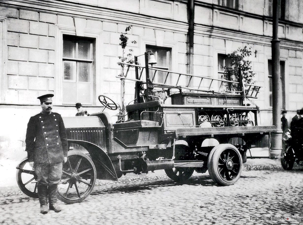 Первые пожарные машины. Daimler-Marienfelde 1905 года. Даймлер Мариенфельд грузовик. Пожарная машина ПМГ-1. Автомобиль Daimler 1888 год.