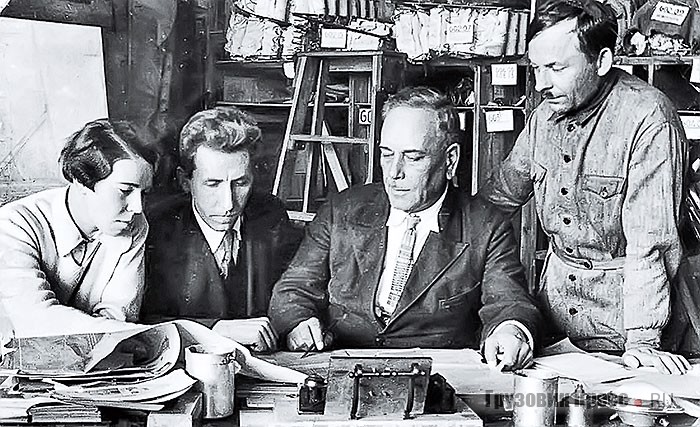 Инженеры кузовного цеха ЗИСа (справа налево): Н.И. Францев, И.Ф. Герман и Б.Н. Орлов обсуждают проект, 1933 г.