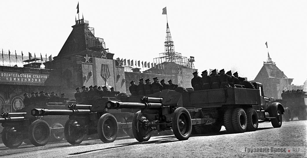 Ранние серийные ЯАЗ-210Г на шинах И-78, с лебёдками, деревянными дверцами и длинными щелями в капотных боковинах, буксируют 152-мм гаубицы Д-1 образца 1943 г. во время парада на Красной площади в Москве 1 мая 1951 г.