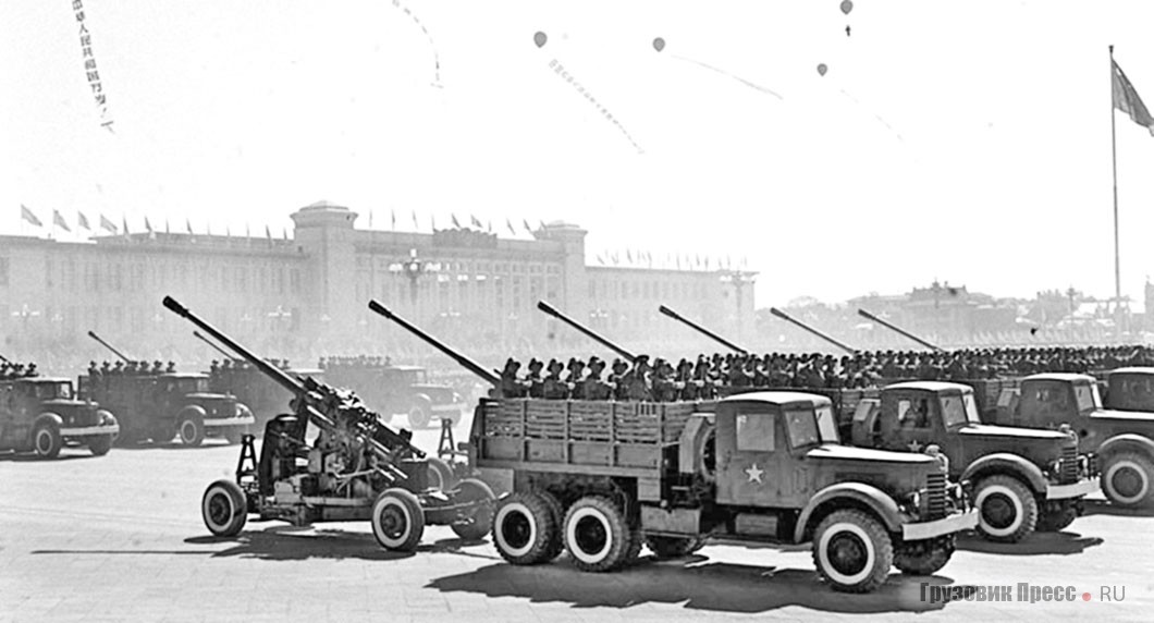 Экземпляры поздних ЯАЗ-210Г армии Китая на параде в Пекине в конце 1950-х