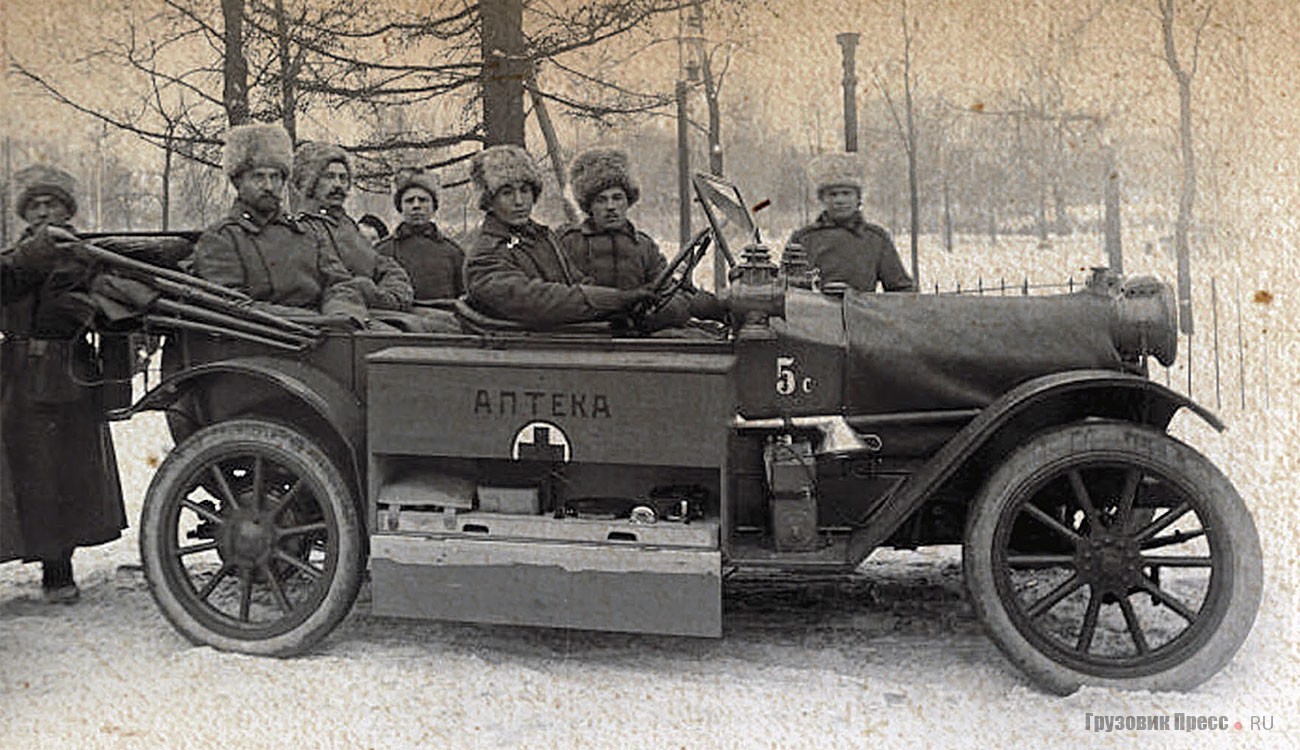 Легковой Hupmobile R-22 санитарно-автомобильного отряда. Петроград, 1915 г.