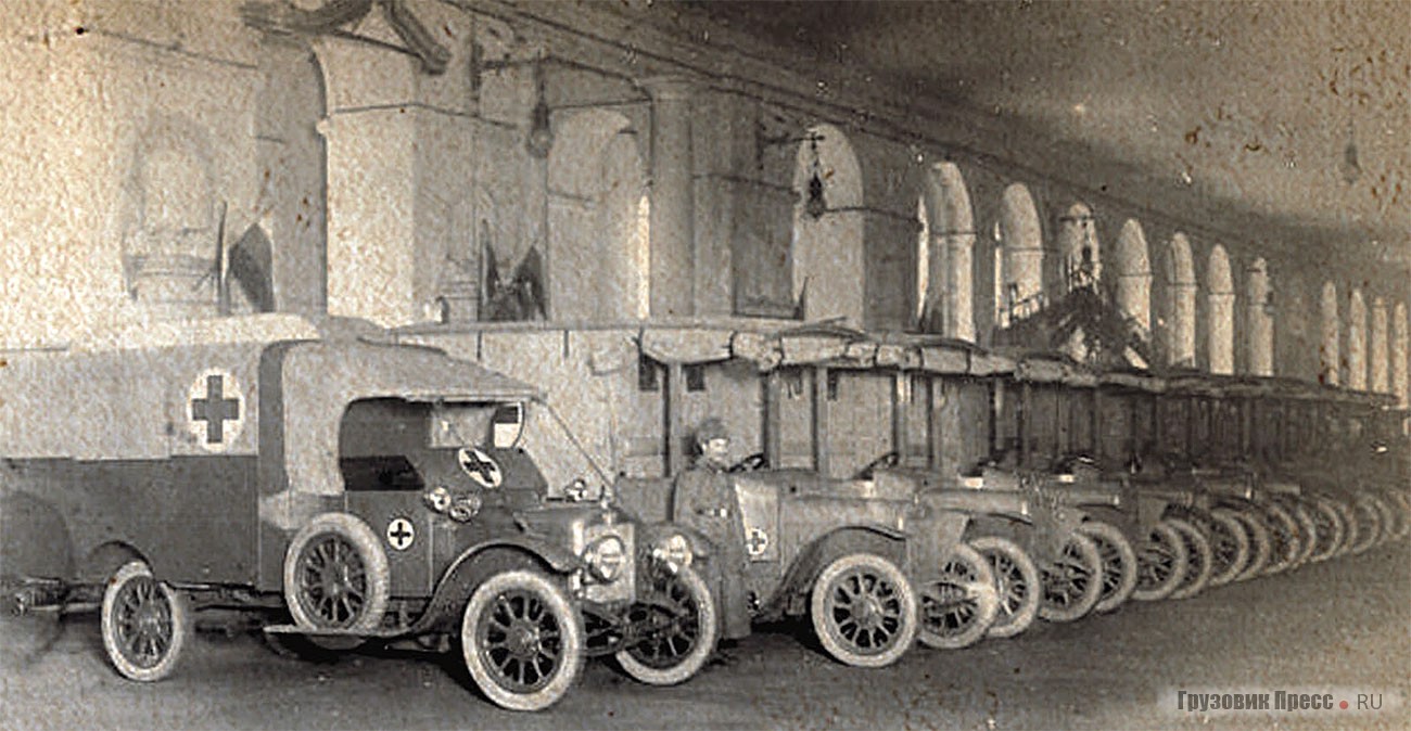 Колонна санитарно-автомобильного отряда. На переднем плане автомобиль Austin-8. Петроград, 1915 г.