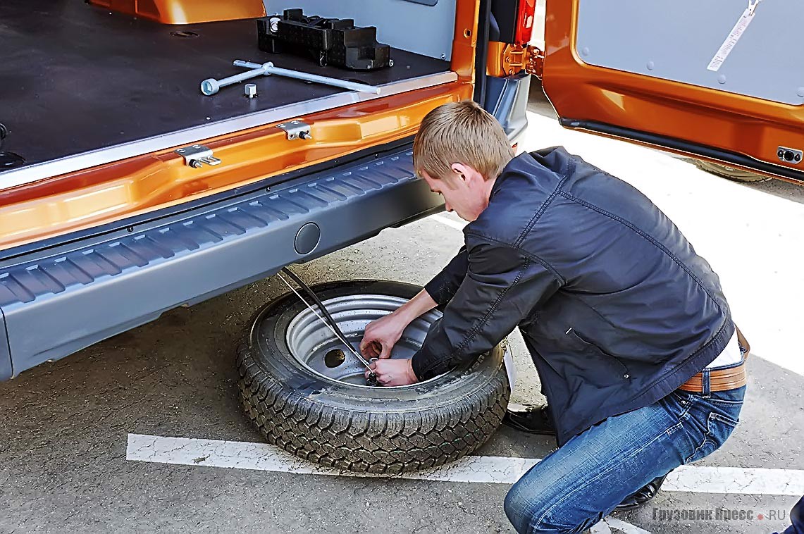 Теперь, чтобы освободить запасное колесо от крепления, необязательно залезать под грязный кузов – можно вытащить его из-под машины