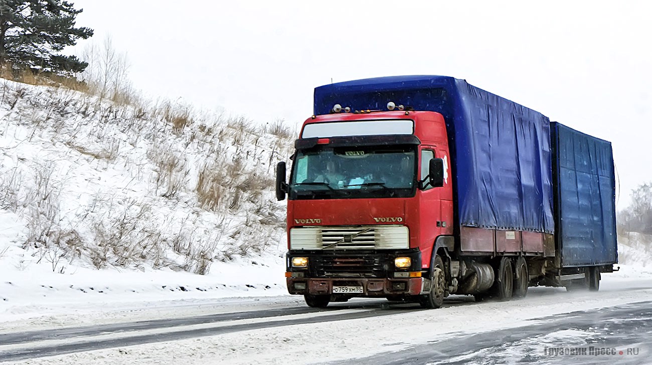 На сибирской трассе полно американских «паровозов» Volvo FH12