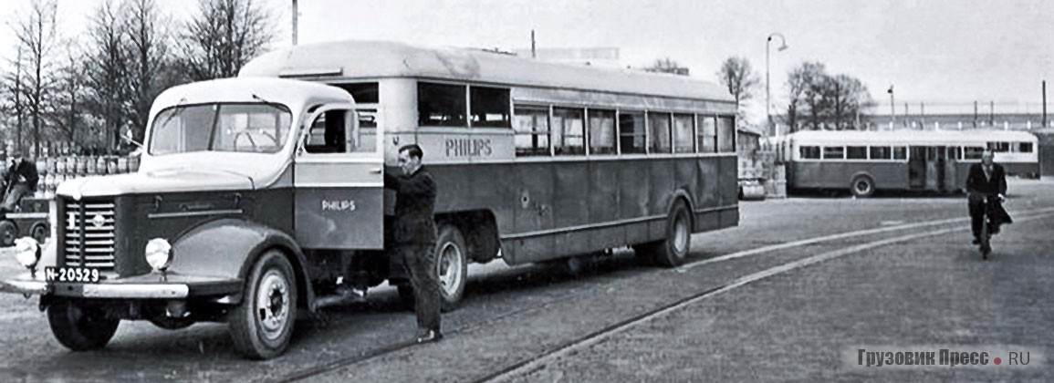 Тягач Kromhout T-5 с пассажирским полуприцепом, изготовленным по лицензии английской фирмы Crossley совместно заводами DAF (шасси полуприцепа) и Verheul (кузов) по заказу известного концерна Philips. Эйндховен, 1946 г.