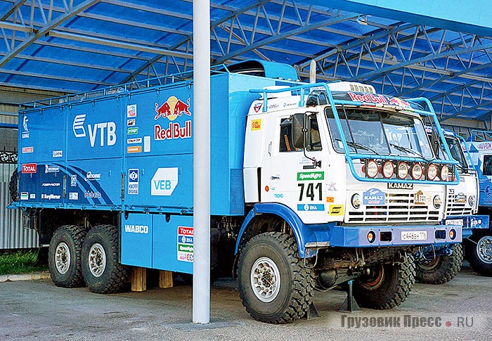 «Техничка» на базе трёхосного КАМАЗ-635050 тоже родом из начала 2000-х, хотя имеет наклейку «Dakar 2015»