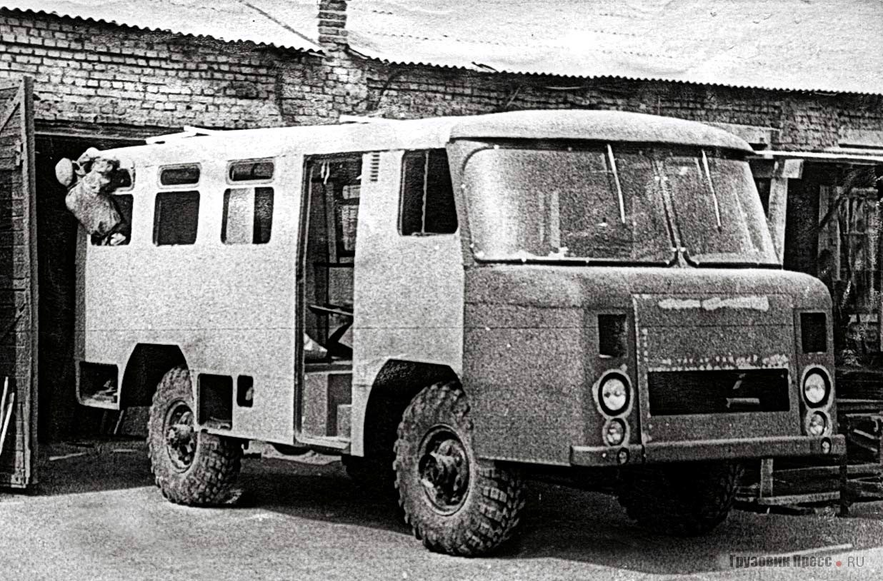 Сборка первого автобуса 38АС, 1967 г.