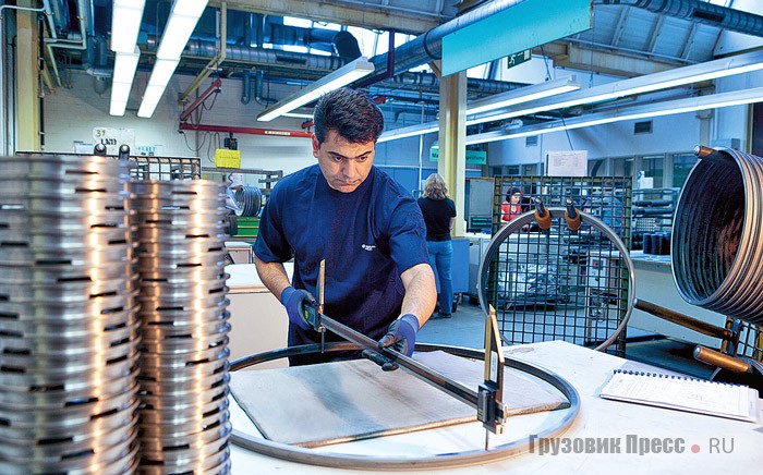 Компания Federal-Mogul Powertrain выпускает торцевые сальники диаметром от 51 до 1425 мм на заводе во Фридберге под известной маркой GOETZE®. Это единственное производственное предприятие в мире, на котором серийно выпускаются механические торцевые сальники диаметром более 1000 мм.