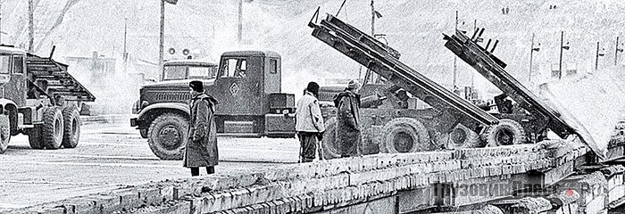 Во время перекрытия Волги при строительстве Сталинградской ГЭС применялись в основном самосвалы-глыбовозы ЯАЗ-222. 30 октября 1958 г.