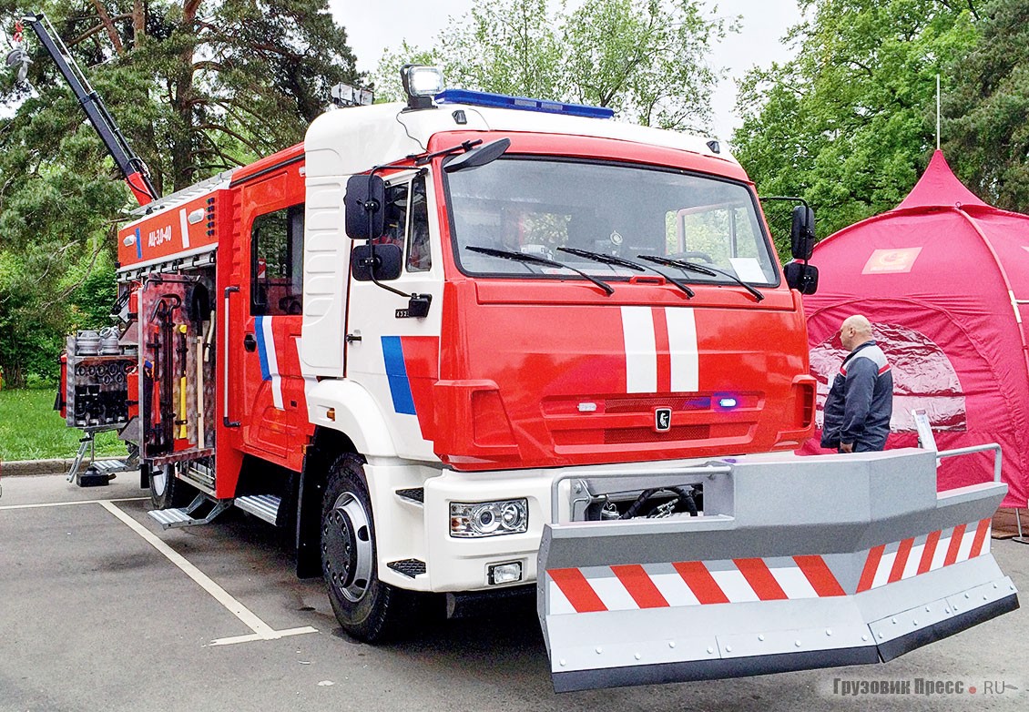 На выставке были продемонстрированы новейшие образцы пожарной и спасательной техники