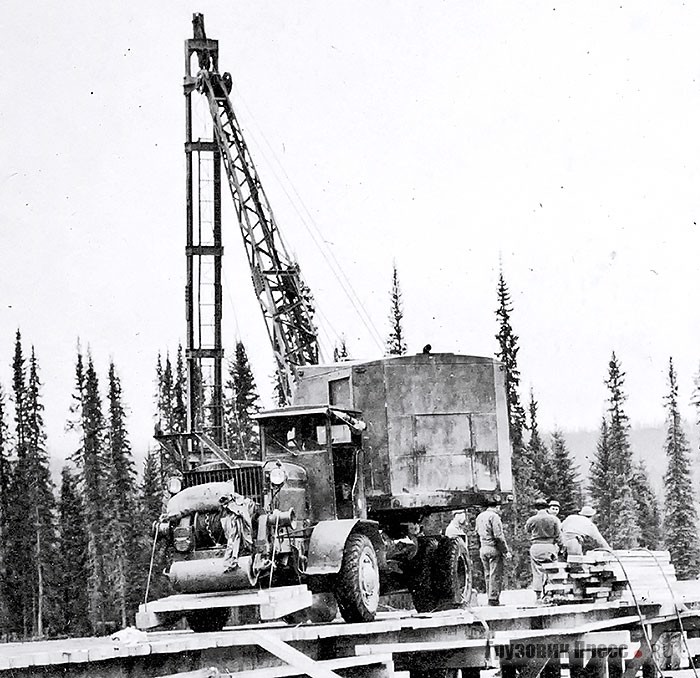 Экскаватор-кран Quick-Way Model E со сваебойным копром на строительстве Аляскинского шоссе. 1943 г.