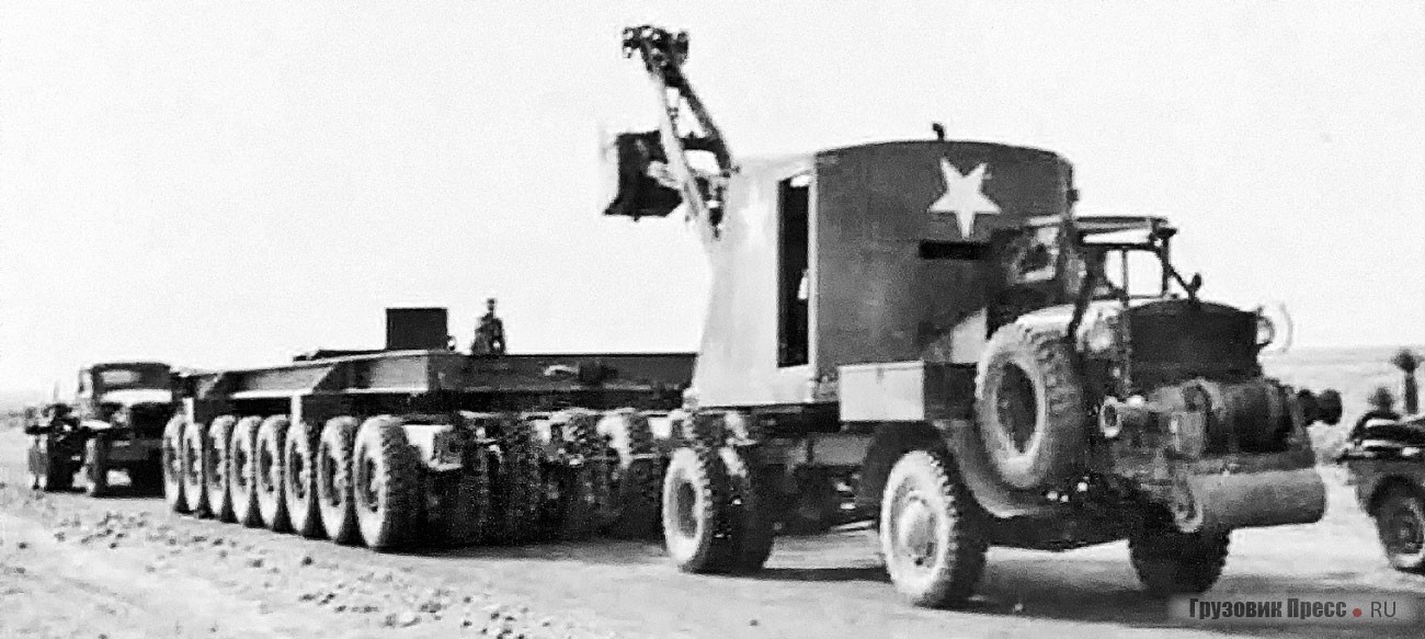 Экскаватор-кран Quick-Way Model E буксирует прицеп-тяжеловоз фирмы Rogers Brothers. Штат Нью-Мексико. 1945 г.