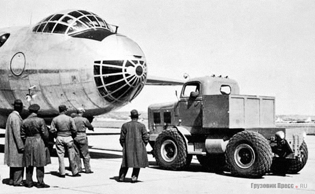 Модифицированный Coleman G-55 проходит испытания в качестве аэродромного тягача бомбардировщика B-36. Март 1949 г.
