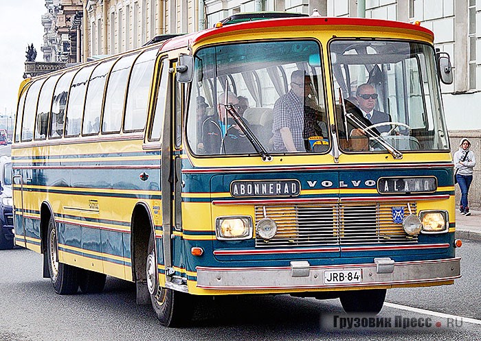 Финское общество любителей старинных автобусов представило на параде автобус [b]Autokori Airisto на шасси Volvo B57-60[/b]. Автобус, всю жизнь проработавший на Аландских островах, уже не в первый раз посещает Санкт-Петербург: этой весной он уже работал здесь в качестве киноактёра, а теперь – участник парада и достойный представитель Финляндии на столь значимом мероприятии