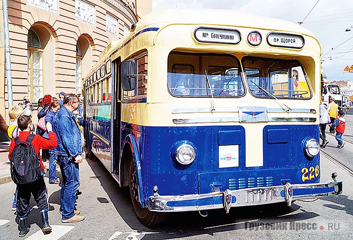 [b]МТБ-82Д[/b] 1947 года – образец классического советского троллейбуса послевоенных лет. Как и ряд других экспонатов поднят из состояния сарая и ныне – ходовая машина, выезжающая на заказные поездки и различные мероприятия в город