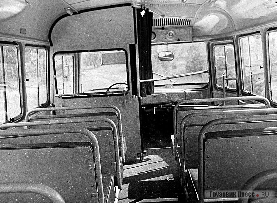 В салоне все так же, как и у курганского автобуса: те же панель, перегородка, сиденья…