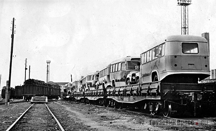 Отправка автобусов по железной дороге Главку «Дальстрой», 1975 г.