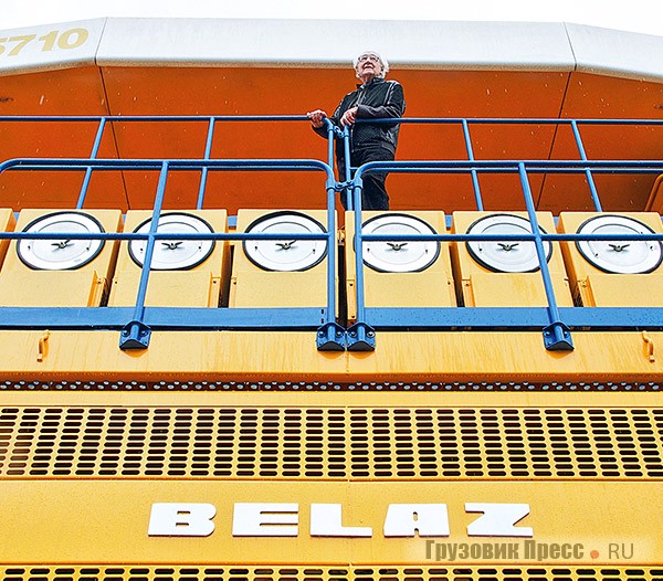 Капитана просят взойти на мостик. Кобылинский поднимается на 6-метровую высоту, к рабочему месту водителя-оператора БелАЗ-75710