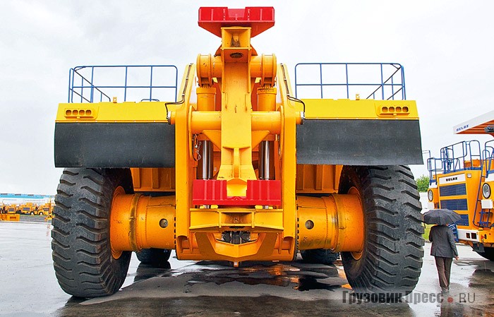 750 кН усилия – на нижний захват, 920 кН – на верхний: БелАЗ-7430 – самый мощный тягач-эвакуатор в программе. (Дополнительные колёса сняты.) Впечатляет!