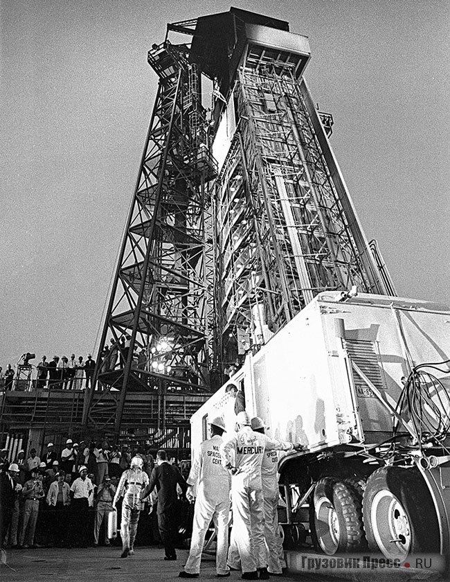 Американский астронавт Лерой Гордон Купер прибыл на стартовую площадку корабля «Меркурий-9» в специальном трейлере. 15 мая 1963 г.