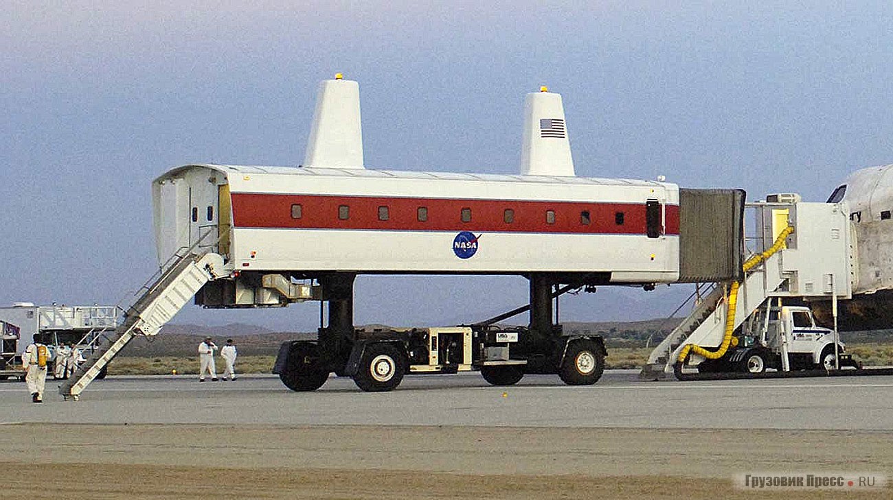 Самоходный перронный телетрап Plane Mate готовится к эвакуации экипажа шаттла «Дискавери», приземлившегося на авиабазе Эдвардс. 9 августа 2005 г.
