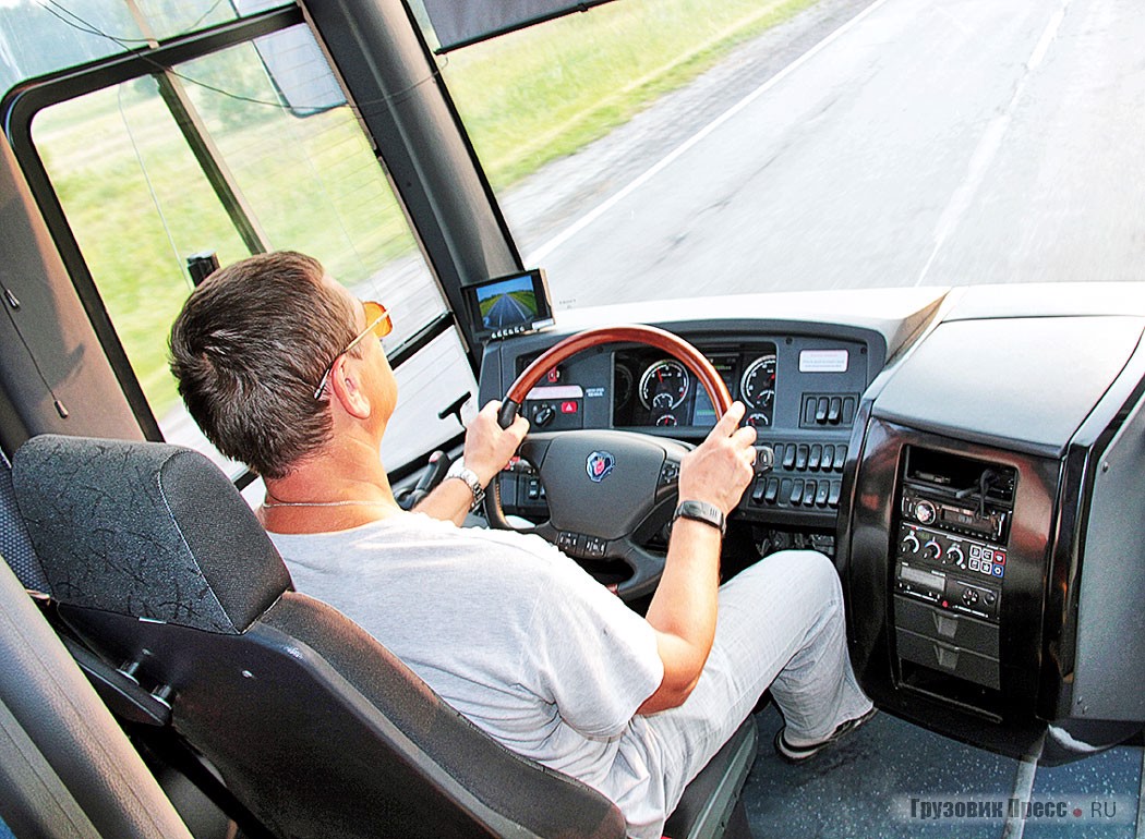 В автобусе «Круиз» в помощь водителю есть небольшой монитор по левую руку, который транслирует изображения с нескольких наружных камер, благодаря ему всегда можно увидеть обгоняющий транспорт, минимизировать слепые зоны и подстраховаться при движении задним ходом