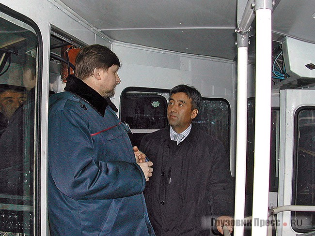 Заместитель мэра Улан-Батора и директор МТрЗ Н.С. Кулагин во время осмотра нового троллейбуса на территории завода МТрЗ. Ноябрь 2006 г.