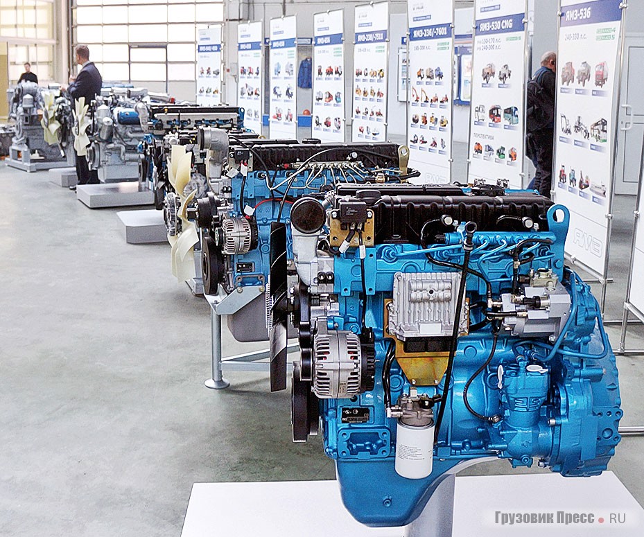 Выставка ключевых образцов текущей продукции ЯМЗ: три V-образных мотора, четыре двигателя с рядным расположением цилиндров и пара коробок передач