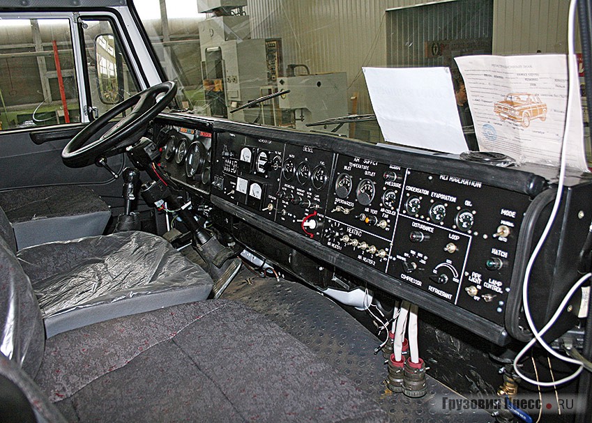 Пульт управления расположен в кабине водителя и занимает почти всю приборную панель КамАЗа. Количество датчиков и приборов вызывает ассоциации с самолетом
