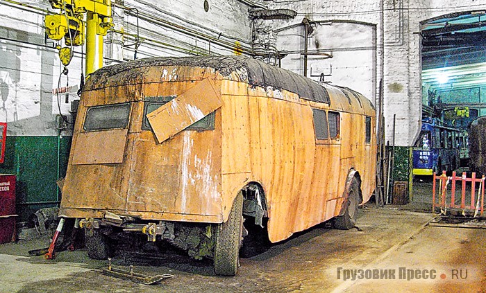 В запасниках музейной коллекции стоит ещё один не менее уникальный троллейбус ЯТБ-2, который ждёт своей очереди для прохождения реставрационных работ