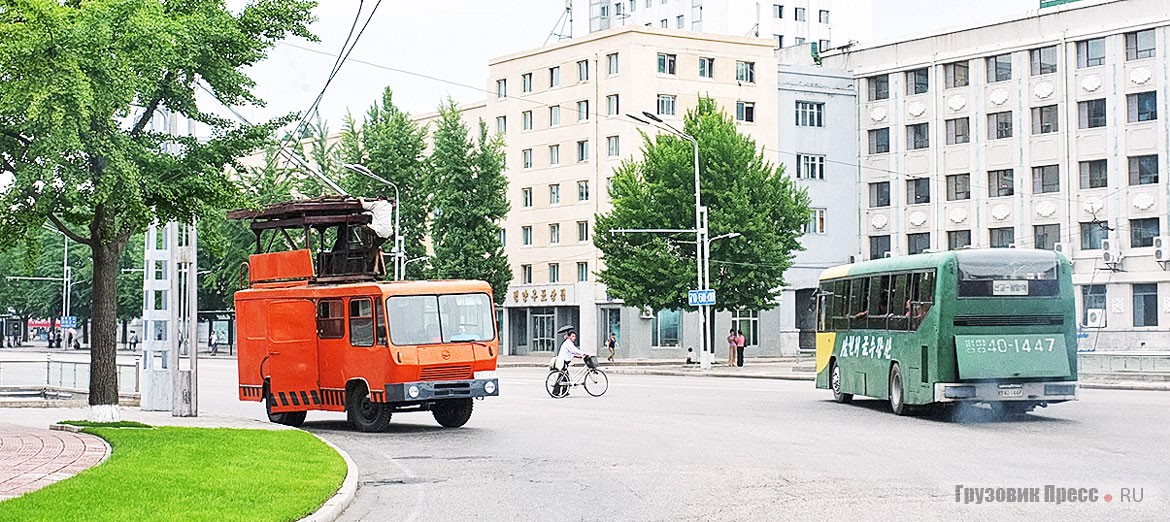 Во время обрывов контактной сети выручает автобашня «Пхеньян-951» на шасси грузовика «Сынри-58». В 1990-е годы их красили в жёлто-зелёный цвет