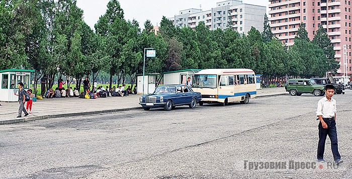 Пхеньянская автостанция: раритетный Mercedes и полуубитый Nissan Civilian. На заднем фоне: китайские джипы Beijing и даже малайзийские Proton Perodua