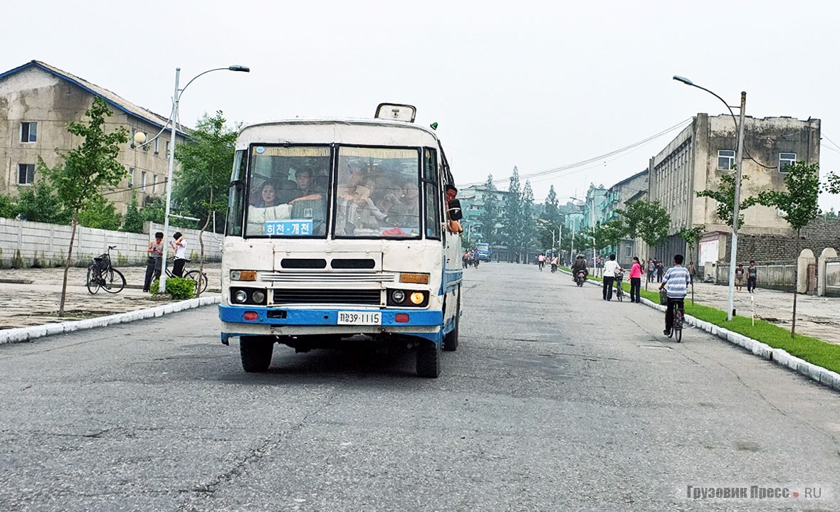 Из-за больших интервалов движения автобусы сильно перегружены пассажирами, которые иногда цепляются за выступающие места на кузове и у входных дверей. Кузов этого «Пхеньян-871», выпущенного в период 1987–1989 гг. буквально трещит по швам