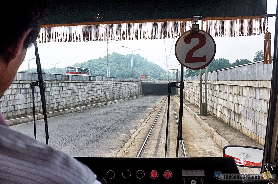 В районе Мангёнде есть единственный в городе тоннель, где трамваи 1-го маршрута едут накатом, опуская пантограф, заведомо развив большую скорость