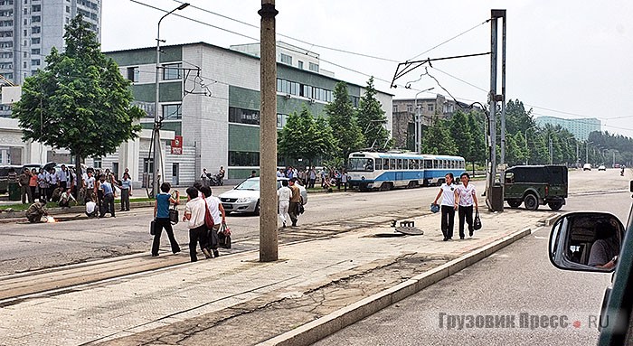 Состояние контактной сети, впрочем как и самих вагонов, на окраине Пхеньяна заметно отличается от тех, что работают у Кымсусанского дворца