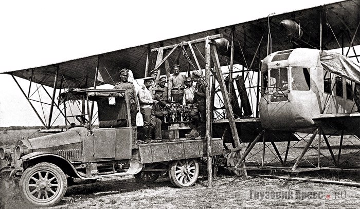 Грузовая платформа «Руссо-Балт К 12/24» в работе по замене двигателя на бомбардировщике «Илья Муромец». Эскадра воздушных кораблей, Яблонна, 1915 г.