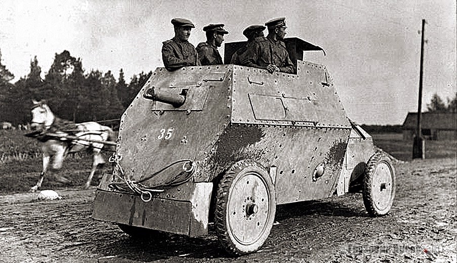 Бронеавтомобиль «Руссо-Балт-Ижорский» 1-й автомобильной пулемётной роты выдвигается на боевую позицию. Северо-Западный фронт, весна 1915 г.