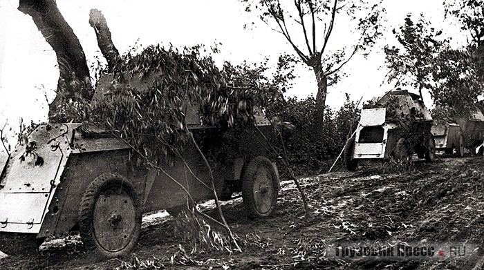 Бронеавтомобили «Руссо-Балт-Ижорский», изготовленные на шасси модели «С 24/40» в ожидании неприятеля на замаскированной позиции в районе Прасныша. Северо-Западный фронт, весна 1915 г.
