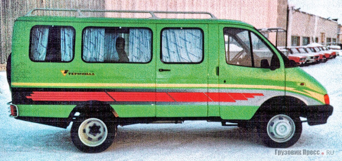 Один из «люксовых» СТГ-01 в нарядной раскраске, с задними фонарями ГАЗ-3102 и лестницей для доступа к багажнику на крыше