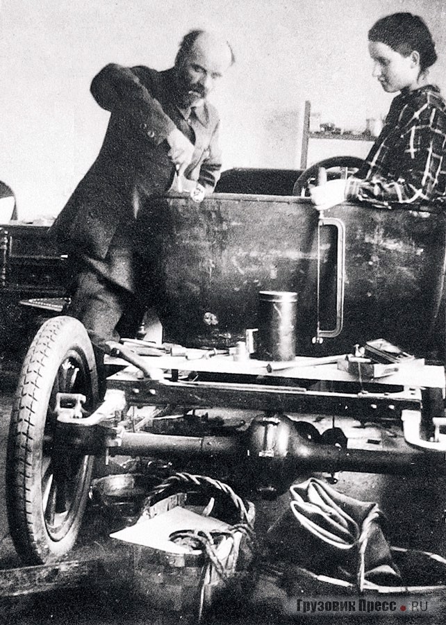 Профессор В.Ч. Дорогостайский и его дочь Женя ремонтируют автомобиль «Жук», Иркутск. Конец 20-х гг.