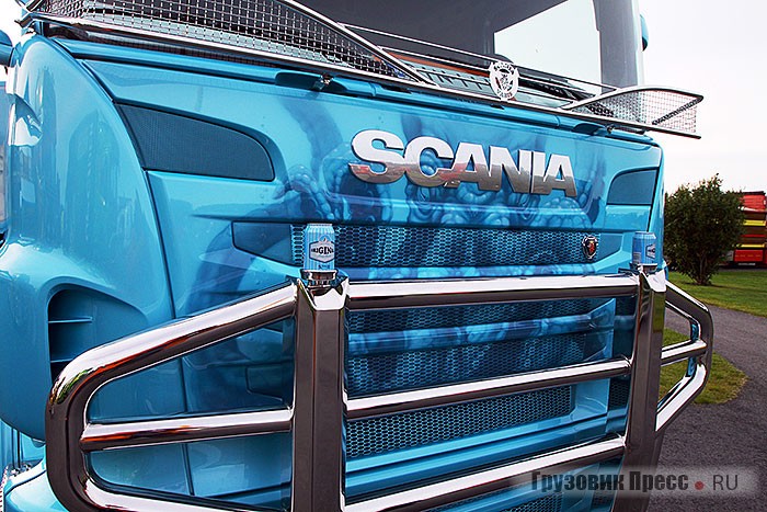 Держатель для банок на кенгурятнике этой Scania обусловлен принадлежностью к фирме Sinebrychoff