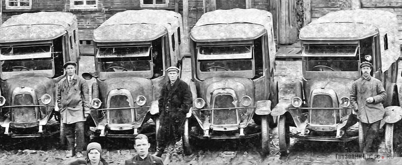 В середине 1920-х годов в СССР одними из первых стали поступать итальянские 1-тонные шасси «ФИАТ-502Ф» (FIAT-502F) образца 1923 г. их оборудовали простыми кабинами и  кузовами отечественного изготовления, это были примитивные тентованные грузопассажирские автобусы. Пермь, 1928 г.