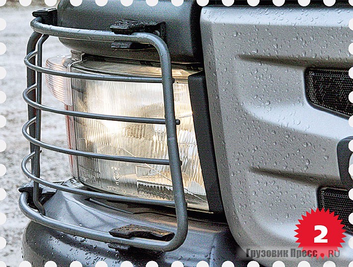 На автомобилях Scania, в зависимости от комплектации и предназначения техники, без проблем уживаются и классические стеклянные фары (2) и современные прозрачные пластиковые блоки (3)