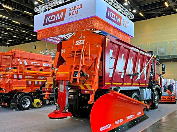 ООО «Завод КДМ» представил коммунальную технику на базе самосвала КАМАЗ нового поколения